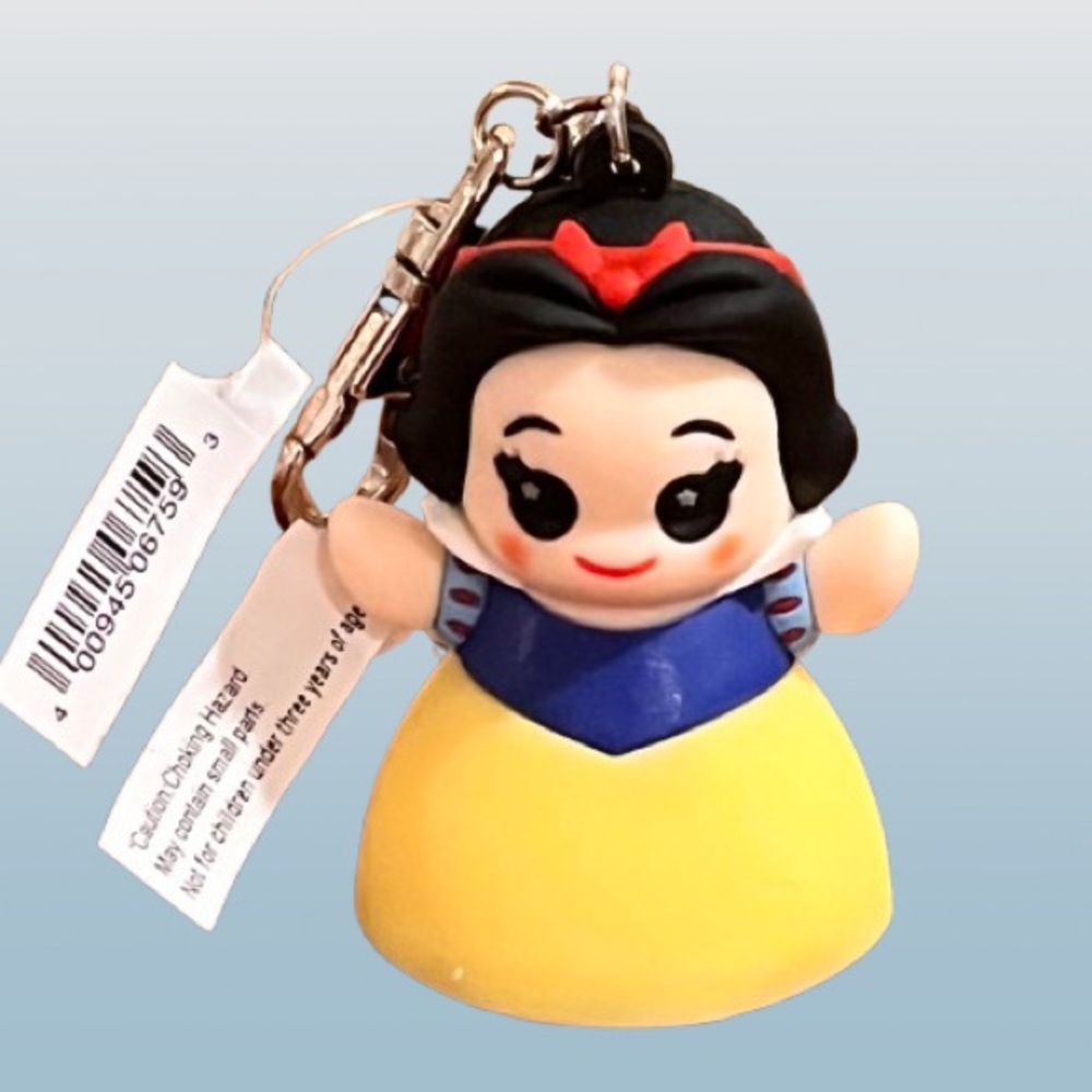 🆕-- Disney Parks Snow White Wishables Keychain. NWT